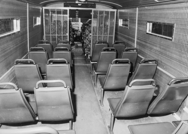 (Ne)bezpečné „autobusy“ vězeňské služby… No a jezdí vesele dál. (Ne)bezpečné „autobusy“ vězeňské služby… No a jezdí vesele dál.